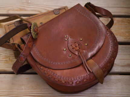 Torebka szyta rzemieniem