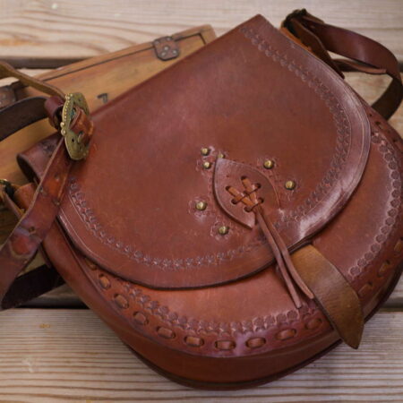 Torebka szyta rzemieniem