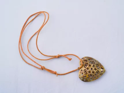 wisiorek z targu staroci na rzemieniu