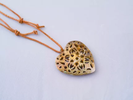 wisiorek serce na rzemieniu