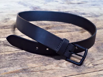 Pasek z czarną klamrą