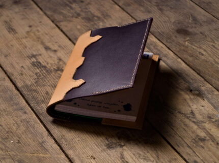 Okładka A5 - fioletowa z ozdobnym grzbietem