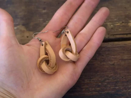 kolczyki skórzane węzełki