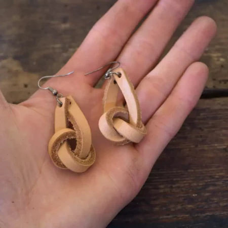 kolczyki skórzane węzełki