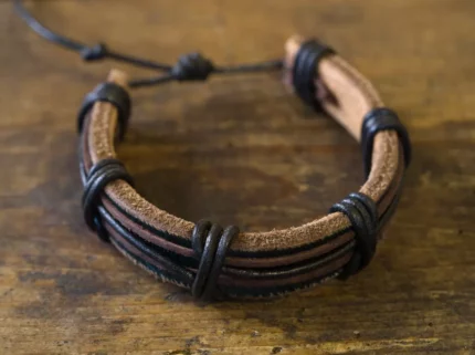 bransoletka ze skóry i rzemienia