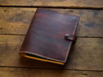 Brązowa okładka B5 z zapięciem na napę