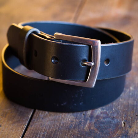 Gruby czarny pasek 40 mm, 4 nity - skóra niedoskonałościami