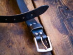 Gruby czarny pasek 40 mm, 4 nity - skóra niedoskonałościami - obrazek 4