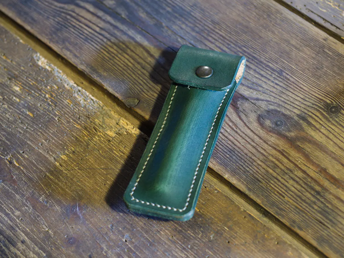 etui_zamykane01 Zamykane etui na pióro lub długopis, zielona skóra - obrazek 1